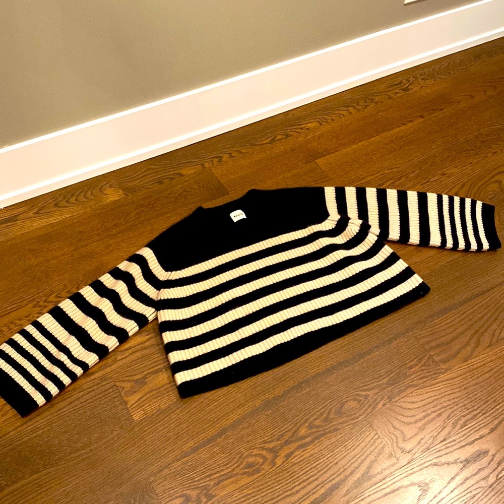 Khaite chunky knit with larger sleeves. Crops around top of Jean pant. cashmere